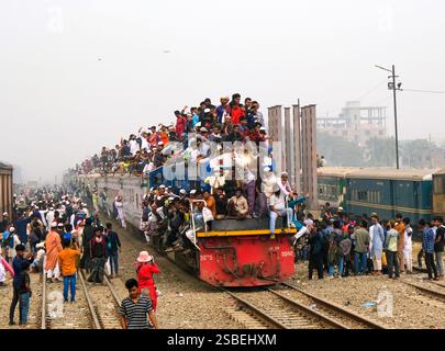 Dhaka, Khulna, Bangladesch. Februar 2025. Erkunden Sie während der muslimischen Pilgerfahrt die am meisten überfüllten Züge der Welt in Bangladesch. Die muslimische Pilgerreise „Bishwa Ijtema“ ist der muslimische Weltkongress, der seit 1942 jedes Jahr im Januar in Bangladesch stattfindet. Es ist die zweitgrößte muslimische Gemeinde der Welt nach dem heiligen Hajj, mehr als 5 Millionen Muslime versammelten sich in Bishaw Ijtema. Drei Tage lang Aktivitäten von Gläubigen, die beten, unterwegs beten, über den Islam diskutieren, baden, kochen und anderen im Kongressbereich. Während der Pilgerfahrt reisen Tausende von Gläubigen in überfüllten Zügen, auf dem Dach Stockfoto
