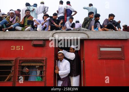 Dhaka, Khulna, Bangladesch. Februar 2025. Erkunden Sie während der muslimischen Pilgerfahrt die am meisten überfüllten Züge der Welt in Bangladesch. Die muslimische Pilgerreise „Bishwa Ijtema“ ist der muslimische Weltkongress, der seit 1942 jedes Jahr im Januar in Bangladesch stattfindet. Es ist die zweitgrößte muslimische Gemeinde der Welt nach dem heiligen Hajj, mehr als 5 Millionen Muslime versammelten sich in Bishaw Ijtema. Drei Tage lang Aktivitäten von Gläubigen, die beten, unterwegs beten, über den Islam diskutieren, baden, kochen und anderen im Kongressbereich. Während der Pilgerfahrt reisen Tausende von Gläubigen in überfüllten Zügen, auf dem Dach Stockfoto
