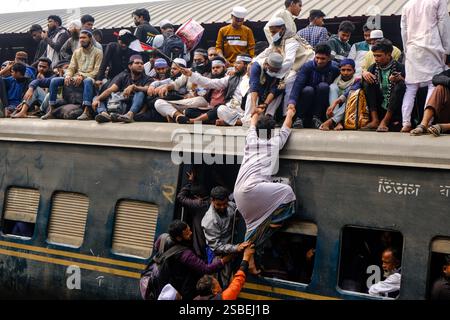 Dhaka, Khulna, Bangladesch. Februar 2025. Erkunden Sie während der muslimischen Pilgerfahrt die am meisten überfüllten Züge der Welt in Bangladesch. Die muslimische Pilgerreise „Bishwa Ijtema“ ist der muslimische Weltkongress, der seit 1942 jedes Jahr im Januar in Bangladesch stattfindet. Es ist die zweitgrößte muslimische Gemeinde der Welt nach dem heiligen Hajj, mehr als 5 Millionen Muslime versammelten sich in Bishaw Ijtema. Drei Tage lang Aktivitäten von Gläubigen, die beten, unterwegs beten, über den Islam diskutieren, baden, kochen und anderen im Kongressbereich. Während der Pilgerfahrt reisen Tausende von Gläubigen in überfüllten Zügen, auf dem Dach Stockfoto