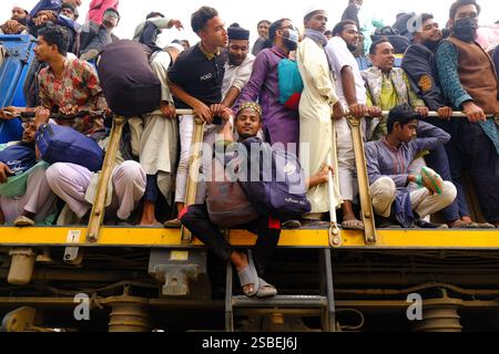 Dhaka, Khulna, Bangladesch. Februar 2025. Erkunden Sie während der muslimischen Pilgerfahrt die am meisten überfüllten Züge der Welt in Bangladesch. Die muslimische Pilgerreise „Bishwa Ijtema“ ist der muslimische Weltkongress, der seit 1942 jedes Jahr im Januar in Bangladesch stattfindet. Es ist die zweitgrößte muslimische Gemeinde der Welt nach dem heiligen Hajj, mehr als 5 Millionen Muslime versammelten sich in Bishaw Ijtema. Drei Tage lang Aktivitäten von Gläubigen, die beten, unterwegs beten, über den Islam diskutieren, baden, kochen und anderen im Kongressbereich. Während der Pilgerfahrt reisen Tausende von Gläubigen in überfüllten Zügen, auf dem Dach Stockfoto