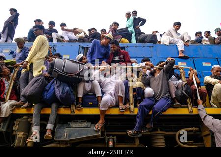 Dhaka, Khulna, Bangladesch. Februar 2025. Erkunden Sie während der muslimischen Pilgerfahrt die am meisten überfüllten Züge der Welt in Bangladesch. Die muslimische Pilgerreise „Bishwa Ijtema“ ist der muslimische Weltkongress, der seit 1942 jedes Jahr im Januar in Bangladesch stattfindet. Es ist die zweitgrößte muslimische Gemeinde der Welt nach dem heiligen Hajj, mehr als 5 Millionen Muslime versammelten sich in Bishaw Ijtema. Drei Tage lang Aktivitäten von Gläubigen, die beten, unterwegs beten, über den Islam diskutieren, baden, kochen und anderen im Kongressbereich. Während der Pilgerfahrt reisen Tausende von Gläubigen in überfüllten Zügen, auf dem Dach Stockfoto
