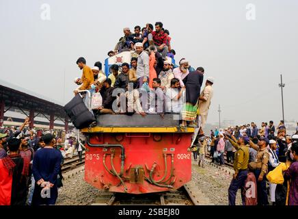 Dhaka, Khulna, Bangladesch. Februar 2025. Erkunden Sie während der muslimischen Pilgerfahrt die am meisten überfüllten Züge der Welt in Bangladesch. Die muslimische Pilgerreise „Bishwa Ijtema“ ist der muslimische Weltkongress, der seit 1942 jedes Jahr im Januar in Bangladesch stattfindet. Es ist die zweitgrößte muslimische Gemeinde der Welt nach dem heiligen Hajj, mehr als 5 Millionen Muslime versammelten sich in Bishaw Ijtema. Drei Tage lang Aktivitäten von Gläubigen, die beten, unterwegs beten, über den Islam diskutieren, baden, kochen und anderen im Kongressbereich. Während der Pilgerfahrt reisen Tausende von Gläubigen in überfüllten Zügen, auf dem Dach Stockfoto