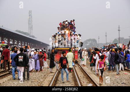 Dhaka, Khulna, Bangladesch. Februar 2025. Erkunden Sie während der muslimischen Pilgerfahrt die am meisten überfüllten Züge der Welt in Bangladesch. Die muslimische Pilgerreise „Bishwa Ijtema“ ist der muslimische Weltkongress, der seit 1942 jedes Jahr im Januar in Bangladesch stattfindet. Es ist die zweitgrößte muslimische Gemeinde der Welt nach dem heiligen Hajj, mehr als 5 Millionen Muslime versammelten sich in Bishaw Ijtema. Drei Tage lang Aktivitäten von Gläubigen, die beten, unterwegs beten, über den Islam diskutieren, baden, kochen und anderen im Kongressbereich. Während der Pilgerfahrt reisen Tausende von Gläubigen in überfüllten Zügen, auf dem Dach Stockfoto
