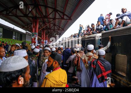 Dhaka, Khulna, Bangladesch. Februar 2025. Erkunden Sie während der muslimischen Pilgerfahrt die am meisten überfüllten Züge der Welt in Bangladesch. Die muslimische Pilgerreise „Bishwa Ijtema“ ist der muslimische Weltkongress, der seit 1942 jedes Jahr im Januar in Bangladesch stattfindet. Es ist die zweitgrößte muslimische Gemeinde der Welt nach dem heiligen Hajj, mehr als 5 Millionen Muslime versammelten sich in Bishaw Ijtema. Drei Tage lang Aktivitäten von Gläubigen, die beten, unterwegs beten, über den Islam diskutieren, baden, kochen und anderen im Kongressbereich. Während der Pilgerfahrt reisen Tausende von Gläubigen in überfüllten Zügen, auf dem Dach Stockfoto