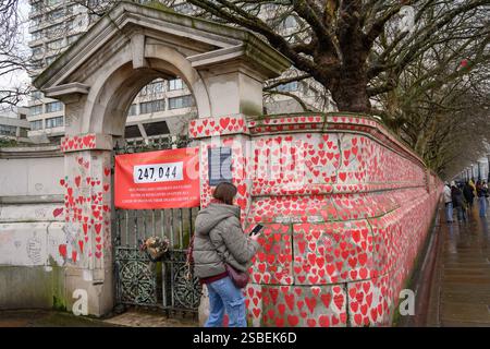 London, Großbritannien. Januar 31, 2025. Eine Frau schaut sich die National COVID Memorial Wall in London an. Die National COVID Memorial Wall in London ist ein öffentliches Wandbild, das von Freiwilligen gemalt wurde, um an die Opfer der COVID-19-Pandemie im Vereinigten Königreich zu erinnern. Das Hotel liegt am Südufer der Themse von Westminster Bridge zur Lambeth Bridge, gegenüber dem Palace of Westminster. (Credit Image: © John Wreford/SOPA Images via ZUMA Press Wire) NUR REDAKTIONELLE VERWENDUNG! Nicht für kommerzielle ZWECKE! Stockfoto