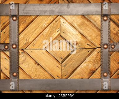 Ein alter Kofferraumdeckel mit Lederriemen mit Nieten. Horizontaler Hintergrund mit Lederstreifen auf Holzdielen. Retro-Hintergrund mit Vintage-Holz Stockfoto