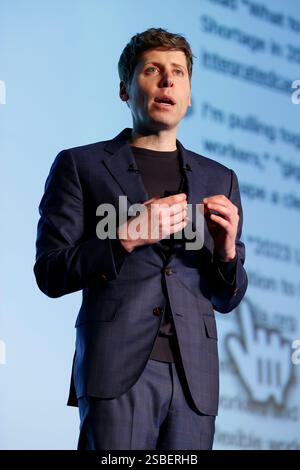Tokio, Japan. Februar 2025. Sam Altman CEO von OpenAI spricht während einer Pressekonferenz in Tokio. SoftBank Group Corp CEO Masayoshi Son kündigte eine Allianz mit Open AI Inc. Für Geschäfte in Japan an. Sam Altman, CEO von OpenAI Inc., kündigte außerdem neue KI-Funktionen in ChatGPT an. (Kreditbild: © Rodrigo Reyes Marin/ZUMA Press Wire) NUR REDAKTIONELLE VERWENDUNG! Nicht für kommerzielle ZWECKE! Quelle: ZUMA Press, Inc./Alamy Live News Stockfoto