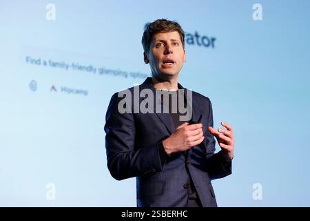 Tokio, Japan. Februar 2025. Sam Altman CEO von OpenAI spricht während einer Pressekonferenz in Tokio. SoftBank Group Corp CEO Masayoshi Son kündigte eine Allianz mit Open AI Inc. Für Geschäfte in Japan an. Sam Altman, CEO von OpenAI Inc., kündigte außerdem neue KI-Funktionen in ChatGPT an. (Kreditbild: © Rodrigo Reyes Marin/ZUMA Press Wire) NUR REDAKTIONELLE VERWENDUNG! Nicht für kommerzielle ZWECKE! Quelle: ZUMA Press, Inc./Alamy Live News Stockfoto