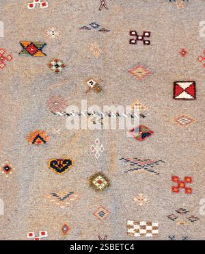 Nahtloses Muster mit Textur des traditionellen handgefertigten Wollteppichs von berber, Marokko. Wiederholbarer Hintergrund eines Wollteppichs mit ethnischem Motiv. Endlose Textur Stockfoto