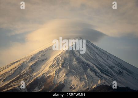 Blick auf den Berg Fuji von oben mit einer runden Wolke auf dem Gipfel Stockfoto