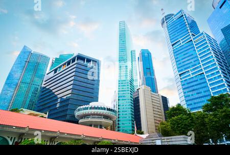 Moderne Wolkenkratzer dominieren die Skyline über den traditionellen Dächern des zentralen Geschäftsviertels singapurs und zeigen die dynamische Mischung der alten Stadt Stockfoto