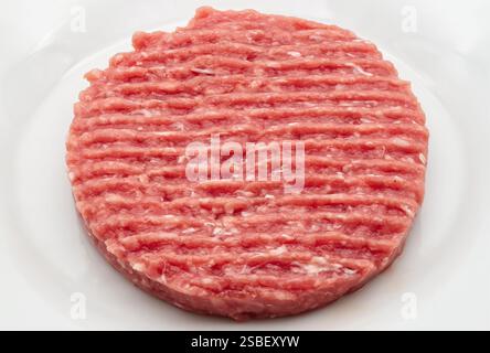 Frisch gemahlenes Rindfleisch, bereit zum Grillen Stockfoto