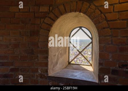Fensterblick in einen alten Backsteinturm von innen Stockfoto