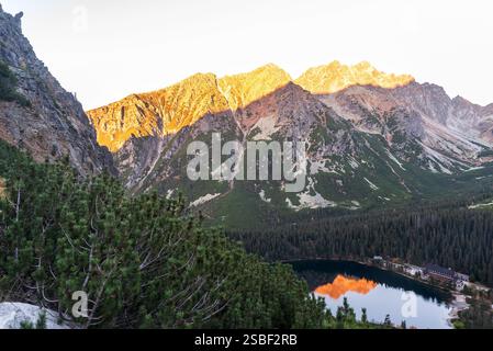 Popradske pleso See mit Hreben Bast Bergrücken oberhalb der Hohen Tatra in der Slowakei während des Herbstvormittags Stockfoto