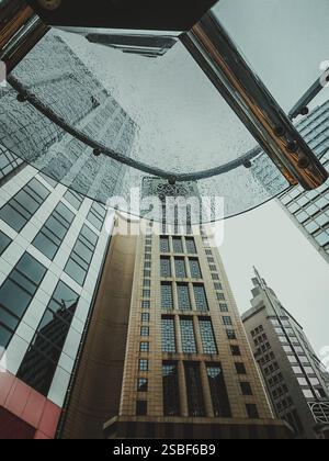 Nahaufnahme von Wolkenkratzern in Hongkong aus einem niedrigen Winkel, regengestreiftes Glas im Vordergrund, das den Blick verdeckt. Stockfoto