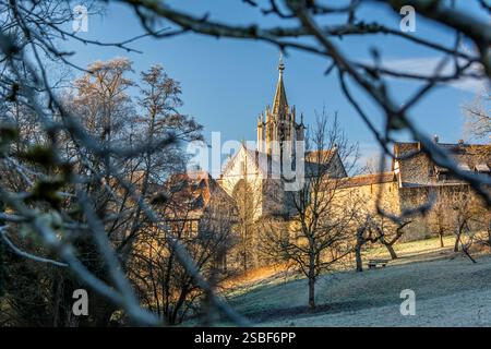 Historisches mittelalterliches Kloster Bebenhausen in herrlicher Winterlandschaft Stockfoto