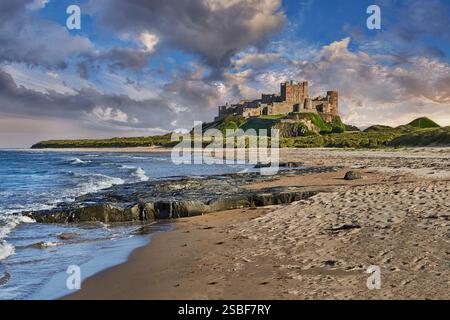 Foto: Mittelalterliches historisches Schloss und Strand von Banburgh an der nordöstlichen Northumberland-Küste von England, Großbritannien. Stockfoto
