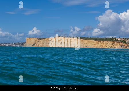 Küste der Algarve mit Klippen in Praia de Porto Mos, Blick vom Atlantik, Südportugal. Stockfoto