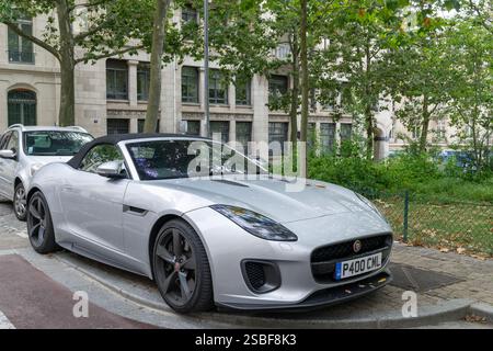 Nancy, Frankreich – Blick auf einen grauen Jaguar F-Type 400 Sport, der auf einer Straße geparkt ist. Stockfoto