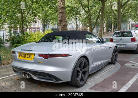 Nancy, Frankreich – Blick auf einen grauen Jaguar F-Type 400 Sport, der auf einer Straße geparkt ist. Stockfoto