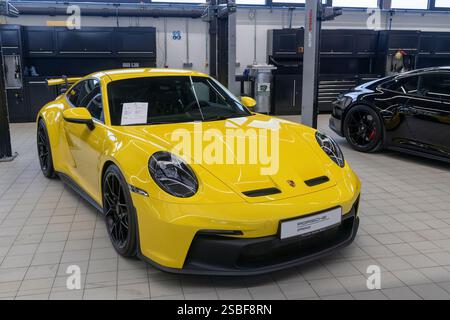 Roost Bissen, Luxemburg - Blick auf einen gelben Porsche 992 GT3 in einem Showroom. Stockfoto