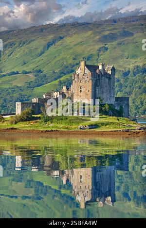 Eilean Donan Castle ist eine kleine Gezeiteninsel am Zusammenfluss von drei Seen (Loch Duich, Loch Long und Loch Alsh) im W Stockfoto