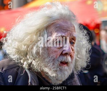 Porträt eines alten Mannes in kontemplativer Stimmung in London. Stockfoto