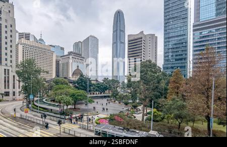 Hongkong, China - 01. Februar 2025 : Ein geschlossener Blick auf das zentrale Geschäftsviertel von Hongkong. Reisende schlendern durch moderne Wolkenkratzer und üppige Gärten Stockfoto
