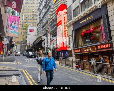 Hongkong, China - 01. Februar 2025 : Eine geschäftige Straßenszene in Hongkong, eine Nahaufnahme der Aktivitäten des zentralen Geschäftsviertels. Reisende und Einheimische Stockfoto