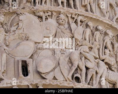 Rom. Italien. Säule von Marcus Aurelius (193 n. Chr.), auf der Piazza Colonna. Detail einer Reliefszene mit Siegen und Trophäen. Römischer Kaiser Marcus Aure Stockfoto