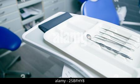 Nahaufnahme von Edelstahl-Zahnwerkzeugen auf einem Tablett in einer modernen Zahnarztpraxis Stockfoto