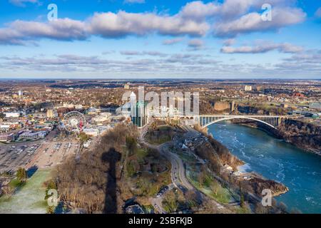 Blick auf die Niagara River Rainbow Bridge an einem sonnigen Tag. Niagara Falls City, Ontario, Kanada. Stockfoto