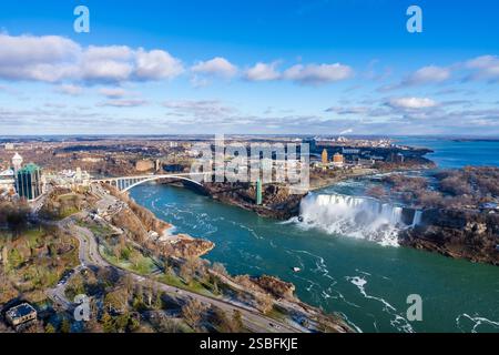 Blick auf die Niagara River Rainbow Bridge und die American Falls an einem sonnigen Tag. Niagara Falls City, Ontario, Kanada. Stockfoto