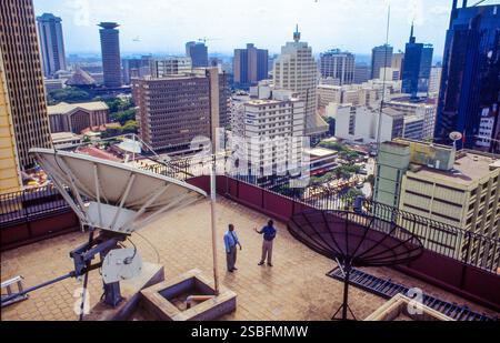 Kenia, Nairobi, Mitarbeiter des Internetunternehmens Kenya Web auf dem Dach des Büros, wo sich die meisten Antennen für die Kommunikation befinden. Stockfoto