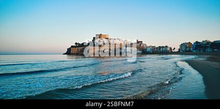 Blick auf das Schloss von Papa Luna in Peniscola, historische Altstadt an der Küste auf einer felsigen Halbinsel, umgeben vom Mittelmeer während des Sonnenuntergangs. Provin Stockfoto