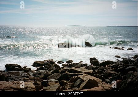 Im Acadia-Nationalpark treffen Wellen gegen felsige Küsten Stockfoto