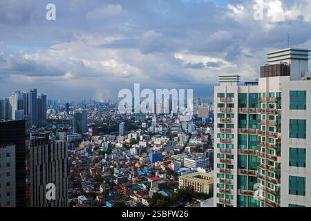 Weitwinkelblick über die Stadt Makati in Manila Stockfoto