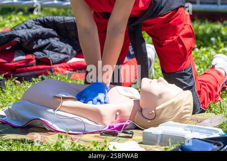 Erste Hilfe training mit automatisierter externer Defibrillator AED Stockfoto