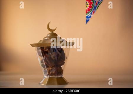 Ramadan-Daten in einem traditionellen Container mit halbmondförmiger Oberseite Stockfoto