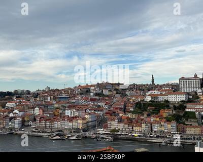 Stadtblick auf Porto, Portugal mit Wolken Stockfoto