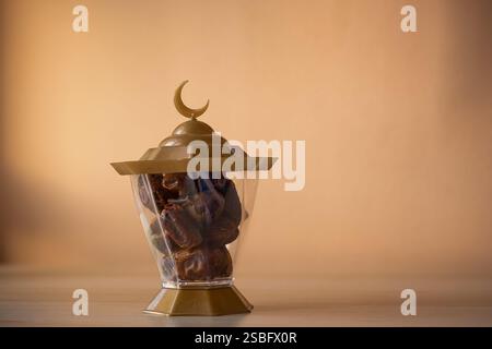 Ramadan-Daten in einem traditionellen Container mit halbmondförmiger Oberseite Stockfoto