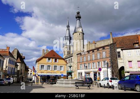 Saint-Pourcain-sur-Sioule (Zentralfrankreich): Kirchturm und Glockenturm, erbaut um 1430. Der neue Glockenturm, der seit 1842 in Betrieb ist, wurde gebaut Stockfoto