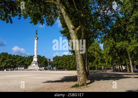 Bordeaux (Südwestfrankreich): „Esplanade des Quinconces“, Platz mit gestaffelten Bäumen, mit Blick auf das Denkmal „Monument aux Girondins“ Stockfoto