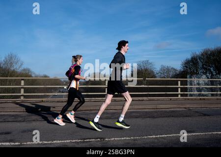 Läufer beim Warwick Half Marathon 2025 in Warwickshire, Großbritannien Stockfoto