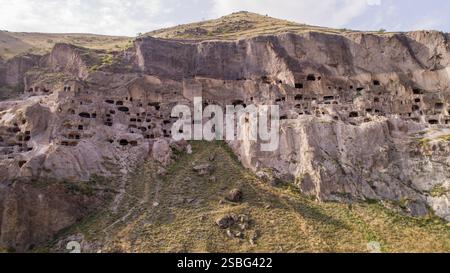 Das Höhlenkloster Vardzia und die Stadt im Süden Georgiens wurden in die Klippen des Erusheti-Berges gehauen Stockfoto