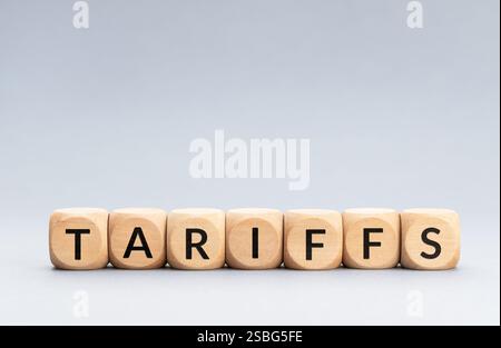 TARIFWORT auf Holzblöcken isoliert auf grauem Hintergrund. Kopierbereich Stockfoto