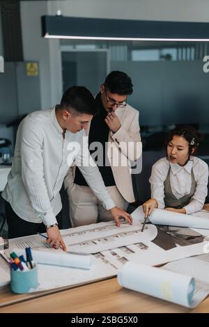 Eine vielfältige Gruppe von Geschäftskollegen analysiert und diskutiert Dokumente und erarbeitet Ideen für ein Projekt. Stockfoto