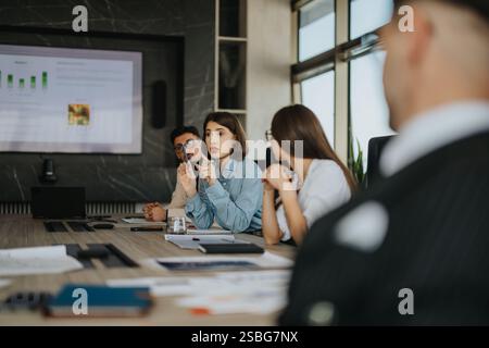 Multikulturelles Team diskutiert neue Strategien in einer modernen Bürositzung Stockfoto