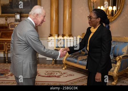 König Karl III. Hält eine Audienz mit dem Oppositionsführer Kemi Badenoch im Buckingham Palace in London. Bilddatum: Montag, 3. Februar 2025. Stockfoto