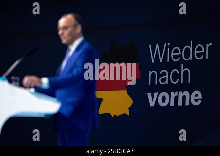 37. Parteitag der CDU Deutschlands Deutschland, CityCube Berlin den 03.02.2025: Kanzlerkandidat der Christlich Demokratische Union CDU Friedrich Merz eröffnet der Parteitag mit der Schärfe auf die Wand mit wieder nach vorne. *** 37 Parteikonferenz der CDU Deutschland, CityCube Berlin 03 02 2025 Bundeskanzlerkandidat der CDU Friedrich Merz eröffnet die Parteikonferenz mit einem scharfen Fokus auf die Mauer mit Rücken nach vorne Stockfoto